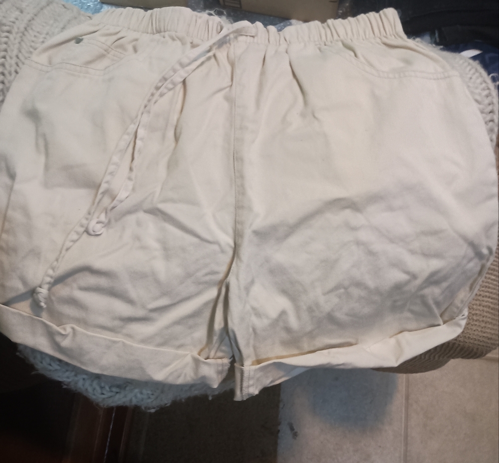 Sag Harbor Sport Women's Cream Elastic Waist Shorts Medium Petite 100% Cotton